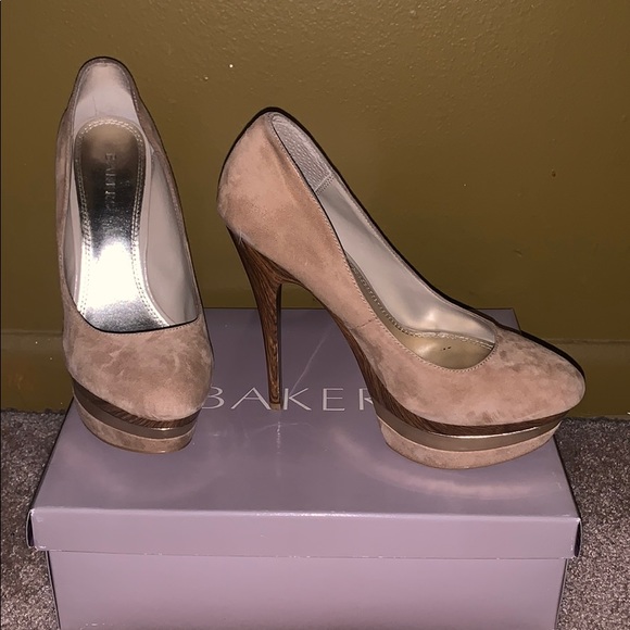 Baker’s stacked heel pumps - Picture 2 of 3